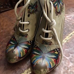 NWOT Goby Butterfly Wedges
